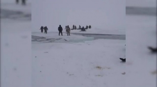 Buz üstündə balıq tutanlar ölümlə üz-üzə qaldılar  - VİDEO