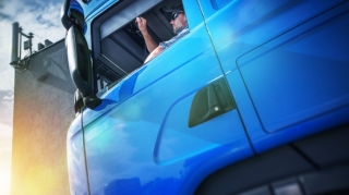 "KamAZ"ı yol kənarında saxlayan sürücü sükan arxasında ölüb