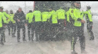 Yol polisi qarlı havada sürücülərə belə kömək edir   - FOTO - VİDEO