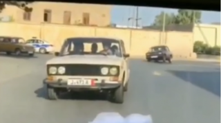 Toy karvanında "avtoş"luq edən sürücü polisdən yayınmaq üçün nömrəsini gizlətdi   - VİDEO