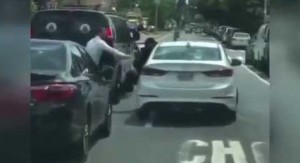 İki sürücü dalaşdı: biri avtomobillərin arasında qalaraq əzildi - VİDEO