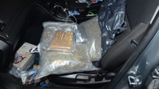 Сотрудники ГПС и МВД обнаружили в автомобиле свыше 32 кг наркотиков 