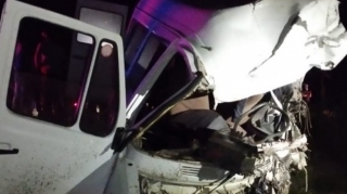 Kürdəmirdə mikroavtobus “KamAZ"la toqquşub, ölənlər və yaralananlar var   - FOTO