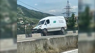 Dəhşətli qəza: Şirkət maşını körpünün kənarındakı betona çırpıldı  - VİDEO