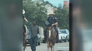 Американец подал в суд на конных полицейских, которые провели его по городу на веревке