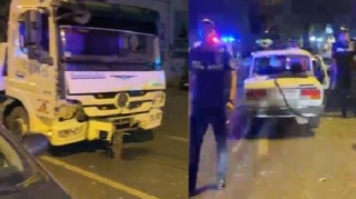 Evakuator minik avtomobili ilə toqquşdu: 4 nəfər yaralandı - VİDEO 