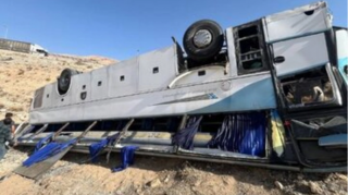 Avtobus dərəyə yuvarlandı: Ölənlər və yaralananlar var - FOTO