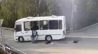 Rusiyada sərnişin hərəkətdə olan avtobusun pəncərəsindən yıxıldı  - VİDEO