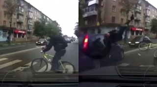 Avtomobil velosipetçini belə vurdu - VİDEO