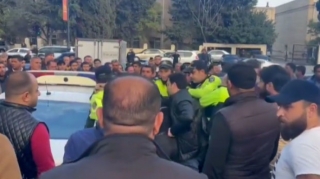В Баку произошел инцидент между полицейскими и пьяным водителем - ВИДЕО 