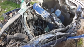 В Сумгайыте легковой автомобиль врезался в грузовик, есть погибший 