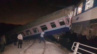 İranda qatar relsdən çıxaraq aşıb