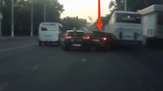 Sağdan ötmə edən sürücü zəncirvari qəza törətdi - VİDEO