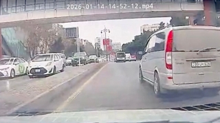 Zolağa baxmadan manevr edən sürücü avtomobilin yolunu kəsdi   - VİDEO