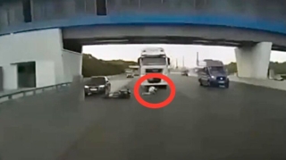 Bayker “TIR”ın təkərləri altında qalmaqdan son anda qurtuldu  - VİDEO