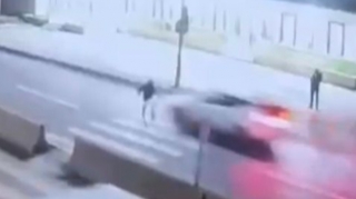 На дороге Баку - Шамахы автомобиль сбил пешехода - ВИДЕО