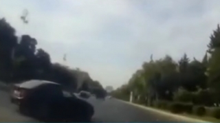 Bakıda sürücü ona yol verməyən sürücünü söyüb videosunu yaydı  - VİDEO
