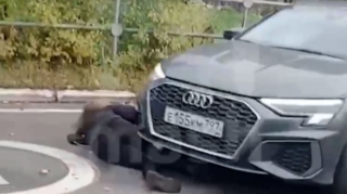 Rusiyada kommunal şirkətin əməkdaşı narazı sakinin üzərindən avtomobillə keçdi - VİDEO 