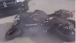 Yol polisinə "barmaq göstərib" qaçan bayker belə qəzaya düşdü  - VİDEO