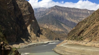 İdarə etdiyi traktorla bərabər çaya yuvarlandı