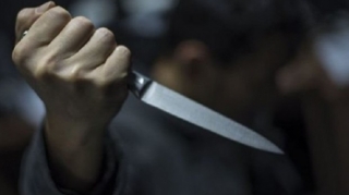 Anasını əvvəlcə boğub, sonra isə 15 bıçaq zərbəsi VURDU 