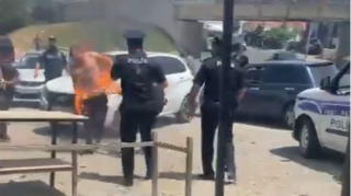 Piyada yolundakı piştaxtası sökülən şəxs özünü yandırdı - FOTO 