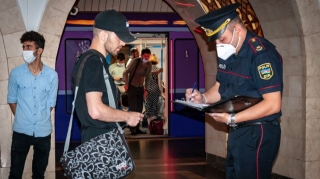 Metroda maska taxmayan sərnişinlər cərimə edildi - FOTO 