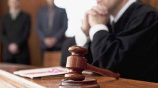 Bakıda qadının 1 milyonluq qızılını oğurlayana HÖKM OXUNDU 