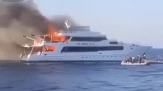 Dənizin ortasında turist gəmisi yandı: İtkin düşənlər var - VİDEO 