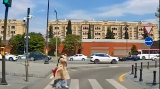İşıqforu gözardı edərək yolu keçən qadın övladını da təhlükəyə atdı   - VİDEO