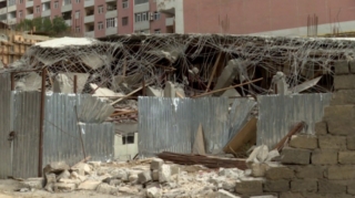 Bakıda qanunsuz tikilən bina sökülür  - VİDEO
