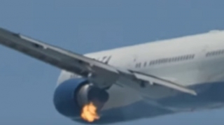 Uçuş zamanı təyyarənin mühərriklərinin birində yanğın olub - VİDEO 