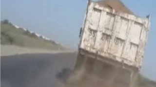 Xəzər sahilindən “Kamaz”la qum oğurlayan şəxslər saxlanılıb   - FOTO