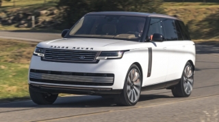 В Баку злоумышленник угнал с автомойки Range Rover и попал в ДТП 