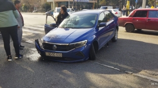Bakıda qadın sürücü idarəetməni itirdi, maşın işıqfora çırpıldı    - VİDEO - FOTO