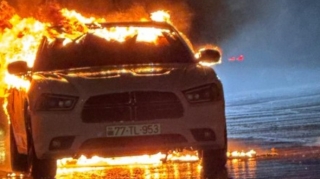 Bakıda Hərbi Prokurorluğun yaxınlığında avtomobil yanır 