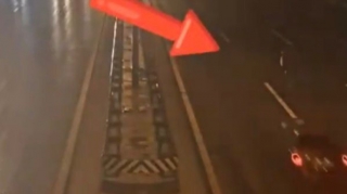 Yağışlı havada keçiddən keçməyən piyadanı maşın belə vurdu - DYP-dən VİDEO 