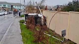 İdarəetməni itirən sürücü avtomobili otluğa aşırdı   - VİDEO