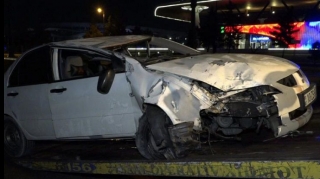 Nizamidə "Mitsubishi" səkiyə dəyib aşdı, xəsarət alanlar var  - FOTO