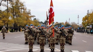 Военнослужащие ВС Турции шествуют на военном параде в Баку