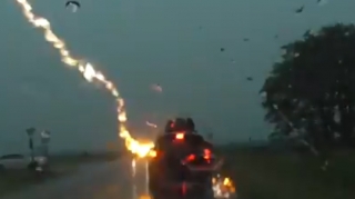 Avtomobilə eyni anda 4 dəfə ildırım düşərsə nə olar  - VİDEO