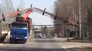 Hərəkətdə olan "Kamaz" yolun üstündən keçən boruları dağıtdı - VİDEO