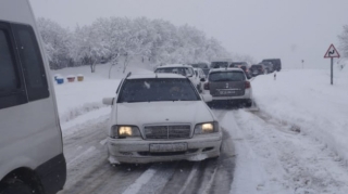 DYP qarlı havanın yollarda yaratdığı çətinliklərlə bağlı məlumat yayıb   - VİDEO