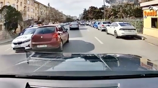 Bakıda tıxacdan qaçmaq istəyən sürücü polisdən qaça bilmədi    - VİDEO