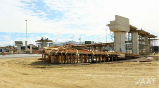 Yeni yerüstü piyada keçidinin inşası davam etdirilir - FOTO