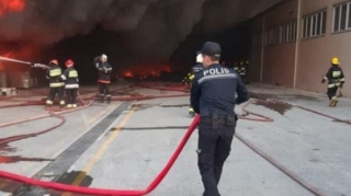 Yasamalda yanan binadan sakinlərin təxliyəsi üçün polis əməkdaşları cəlb olunub 