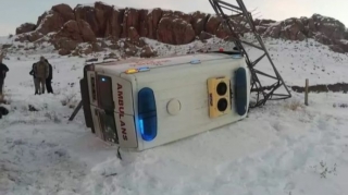 Təcili tibbi yardım maşını qəzaya düşdü: beş yaralı var 