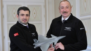 Bayraktar İlham Əliyevə xatirə hədiyyəsi verdi 