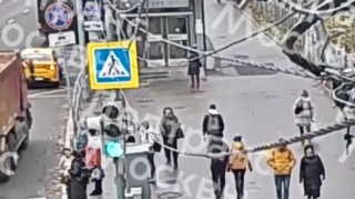 Narkoman sürücü taksiylə avtobusu bir-birinə qatdı  - VİDEO