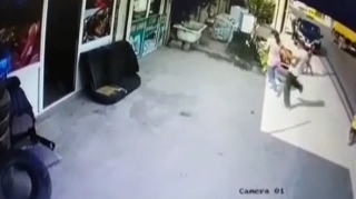 Bakıda ərindən qaçan qadın və övladını maşın vurdu, uşaq həlak oldu    - VİDEO